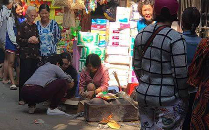 Hà Nội: Bàng hoàng phát hiện thi thể thai nhi trong thùng rác
