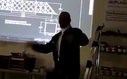 Đeo mặt nạ đen và hát rap như Common trong lớp, thầy giáo Mỹ đã bị đình chỉ dạy ngay lập tức vì phân biệt chủng tộc