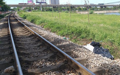 2 công nhân thương vong do va chạm với tàu hoả trong lúc kéo đá sửa chữa đường ray
