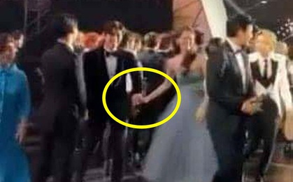 Yoona và Ji Chang Wook nắm tay nhau tình tứ tại hậu trường AAA 2019 làm fan rần rần, nhưng sự thật hóa ra rất phũ phàng
