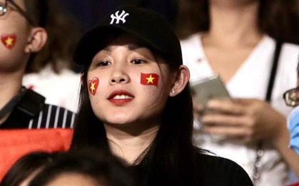 Nữ CĐV Việt Nam xinh đẹp, gương mặt giống người yêu Đoàn Văn Hậu đến sân cổ vũ U22 Việt Nam đấu U22 Indonesia