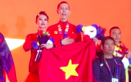 Xúc động khoảnh khắc vợ chồng VĐV đoạt huy chương vàng môn khiêu vũ thể thao tự hào hát vang Quốc ca Việt Nam trên đất Philippines