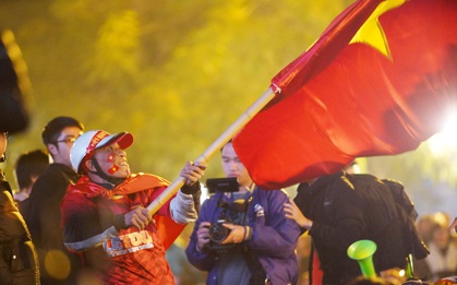 CĐV nhảy lên ăn mừng khi U22 Việt Nam chính thức chạm tay vào "giấc mơ vàng" sau khi giành chiến thắng 3 - 0 trước ĐT Indonesia