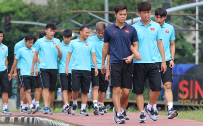 U22 Việt Nam đi bộ khởi động giữa buổi trưa nóng nực trong ngày diễn ra trận chung kết SEA Games 30