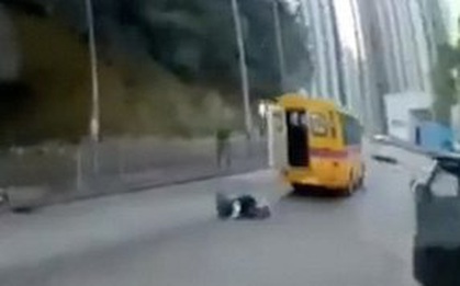 Xe buýt 'đánh rơi' học sinh, suýt gây tai nạn nghiêm trọng