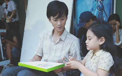 Chỉ với 3 bức ảnh hậu trường “Mắt Biếc”, “Thầy Ngạn” Trần Nghĩa hé lộ mối quan hệ ngoài đời với bé Trà Long!