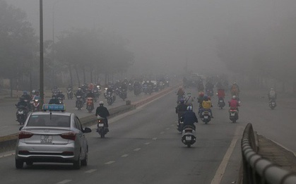 Hà Nội: Sương mù bao phủ dày đặc khiến nhiều tòa nhà cao tầng bất ngờ "biến mất", người dân đi lại khó khăn