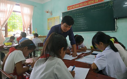 Từ học trò dốt nhất lớp đến thầy giáo giỏi cõng chữ lên đỉnh Trường Sơn