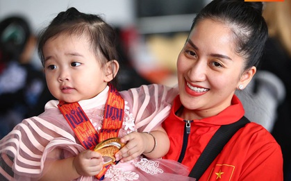 Sau khoảnh khắc hạnh phúc ôm lấy nhau khóc nức nở tại Philippines, vợ chồng Phan Hiển - Khánh Thi đã trở về Việt Nam, ân cần yêu thương cô con gái xinh xắn