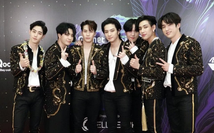 GOT7 tại MAMA 2019: Nghịch ngợm khiến BTC tịch thu cái bàn, bị đối xử bất công và 1 thành viên "đá xéo" lễ trao giải ngay cuối chương trình