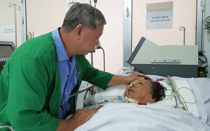 Xúc động cảnh chồng nhỏ hơn vợ 11 tuổi, ngày làm bảo vệ kiếm tiền chữa bệnh cho vợ nằm liệt giường: "Bà mau tỉnh lại với tui đi bà"