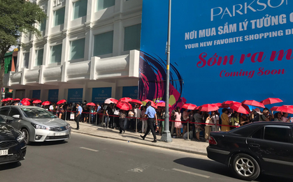 Store UNIQLO càng về chiều càng đông: Khách xếp hàng dài hơn trăm mét được staff phát ô cho đỡ nắng, có người đợi đến 1,5 giờ mới được vào shopping