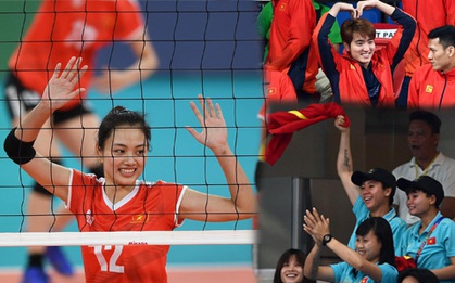 Cầu thủ nữ Việt Nam ra sân cổ vũ đội tuyển bóng chuyền trong trận chung kết với Thái Lan tại SEA Games 30