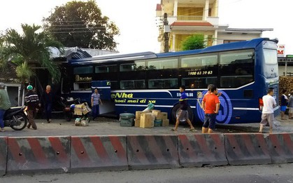 Xe khách lao vào nhà dân bên đường, hàng chục người thoát chết ngày cận Tết