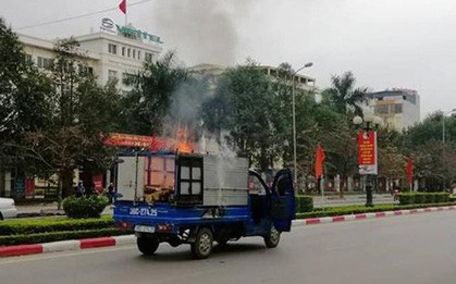 Xe tải chở nồi bánh chưng “vừa đi vừa nấu” bốc cháy nghi ngút trên phố