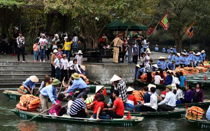 Hàng dài người xếp hàng lên thuyền đi thăm Tràng An