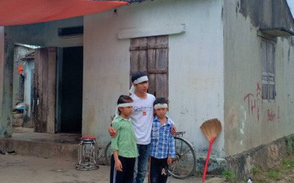 Mẹ bỏ đi biệt tích, hai đứa trẻ ngã quỵ trước linh cữu người cha vừa qua đời vì tai nạn giao thông