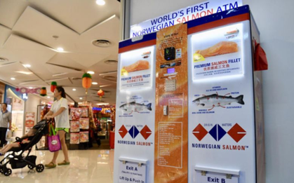 Lần đầu tiên trong lịch sử, Singapore cho ra mắt cây ATM không rút được tiền mà chỉ rút được... cá hồi