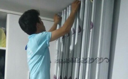 Có một kiểu người cứ tháo rèm xuống mang đi giặt là bất an như cả thế giới đang nhòm trộm mình!
