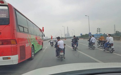 Hàng chục xe máy bất chấp đi vào đường cấm, dàn hàng ngang chặn ô tô chở tân binh để "tiễn bạn lên đường"