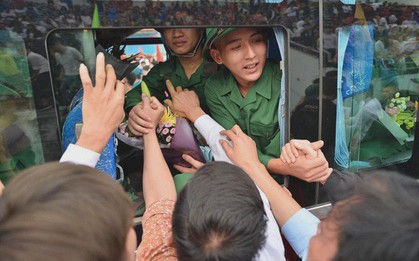 Ảnh: Hàng nghìn tân binh Thủ đô bịn rịn chia tay người thân và bạn gái trong ngày nhập ngũ