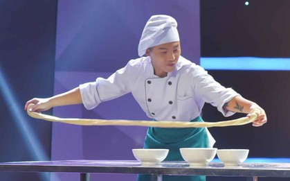 Vắng Hòa Minzy, Mr.T vừa quẩy tưng bừng hit "Ăn gì đây", vừa kéo mì thiện nghệ