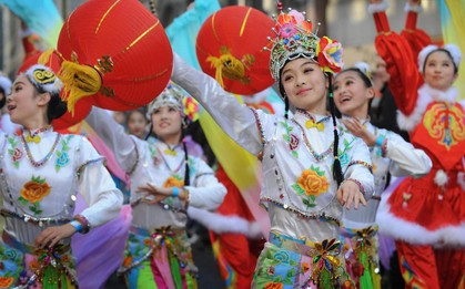 Ngắm khung cảnh rộn ràng đón Tết Nguyên Đán tại Chinatown ở London trong nửa thế kỷ qua