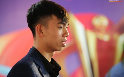 "Kình ngư" 18 tuổi giành HCB ASIAD lịch sử nghẹn ngào khi nói về việc được thưởng Tết bằng… hoa