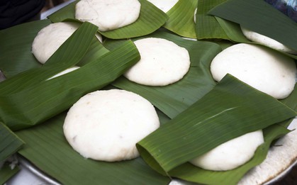 Cùng là món bánh có liên hệ mật thiết với ngày Tết Việt, vì sao bánh giầy không còn đồng hành cùng bánh chưng trên mâm cỗ ngày nay?