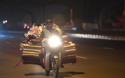Hà Nội chiều tối ngày cuối năm: Người hoá vàng tất niên, nhà chằng buộc hành lý trên xe máy hối hả về quê