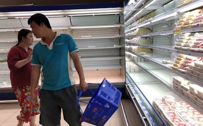 "Vét sạch" siêu thị sáng 30 Tết