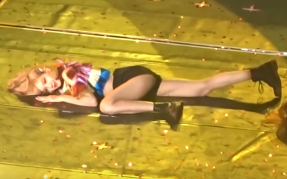 Netizen tranh cãi nảy lửa trước vũ đạo ở tư thế nhạy cảm của Lisa tại concert Black Pink