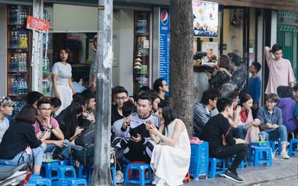 Ảnh: Người dân Hà Nội chen chân du xuân trên Hồ Gươm, các quán cafe chật kín khách ngày mùng 3 Tết