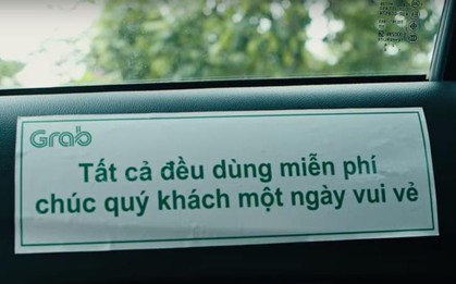 Giữa Sài thành tấp nập, hai chiếc GrabCar chở cả thân thương đón khách