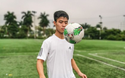 Chụp ảnh Duy Mạnh từ tận ngoài sân cỏ bằng điện thoại mà ảnh vẫn sắc nét