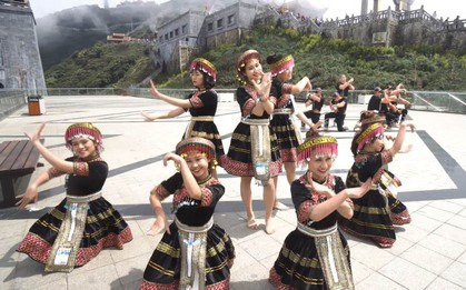 Đoan Trang, ST Sơn Thạch, John Huy Trần làm giám khảo chung kết Flashmob 2019 – “Sóng tuổi trẻ”