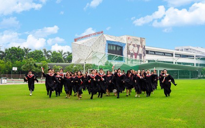 Nhìn trường nhà người ta làm lễ tốt nghiệp này, không phải ở Tây đâu, ngay giữa Hà Nội mình đấy!
