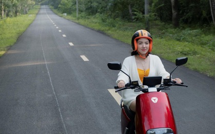 Soi chiếc xe "đậm chất công nghệ" trong MV mới của Rhymastic và Phương Ly