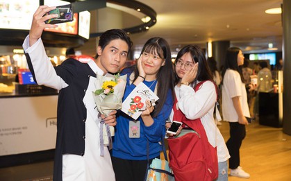 Võ Điền Gia Huy điển trai, gây ấn tượng tốt với khán giả Hàn tại buổi chiếu “Thưa mẹ con đi”