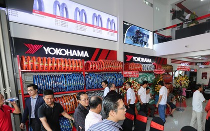Khách hàng háo hức tham dự khai trương cửa hàng YIS đầu tiên ở Cần Thơ