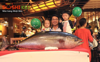 Khó tin: Cá ngừ 100kg và màn trình diễn chế biến chuyên nghiệp ngay tại nhà hàng Nhật