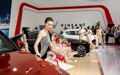 Ngô Thanh Vân nhận xe VinFast Lux SA2.0 giá hơn 1,7 tỷ đồng và sẽ mang xe lên phim