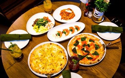 Giới trẻ Sài thành "ngất ngây" với những vị pizza mới lạ tại Việt Nam