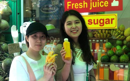 Khách nước ngoài thích mê đồ uống Bà Nội không đường tại Hà Nội
