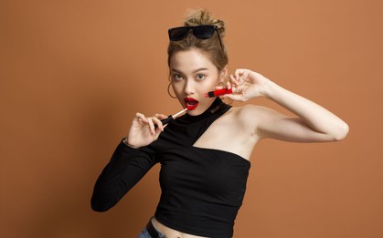 Màu xinh ngất ngây lại còn nhẹ môi bảo sao các cô gái không yêu thỏi son kem lì này!