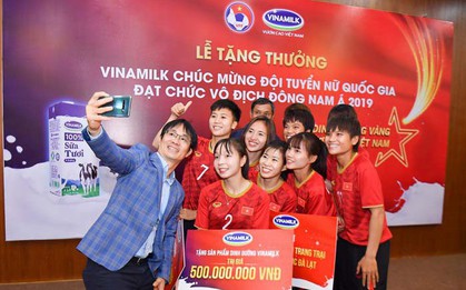 Vinamilk trao thưởng chúc mừng Đội tuyển bóng đá nữ quốc gia vô địch Đông Nam Á 2019