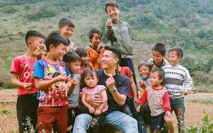 Không phải máy quay hay máy ảnh chuyên nghiệp, Chan La Cà chọn điện thoại để ghi lại hành trình nơi xa của mình