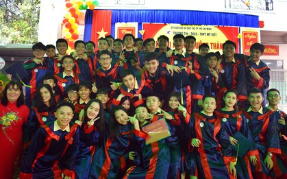 Nước mắt xen lẫn niềm vui trong lễ tri ân và trưởng thành của teen Mỹ Việt