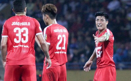 Dũng "bộ đội" vừa chỉ đạo gay gắt, vừa ghi bàn đầu tiên ở V.League giúp Viettel chiến thắng