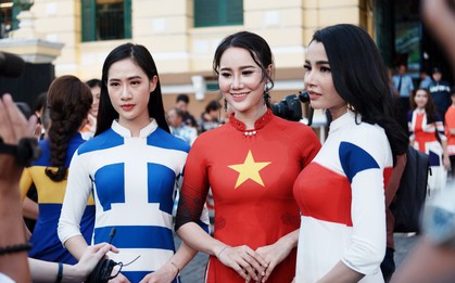 Nam thanh nữ tú Sài Gòn thu hút du khách nước ngoài trong chương trình "Truyền cảm hứng áo dài" tại Bưu điện thành phố